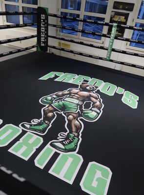 Ringmatte mit dem Fredo's-Boxing-Bär in Dietikon