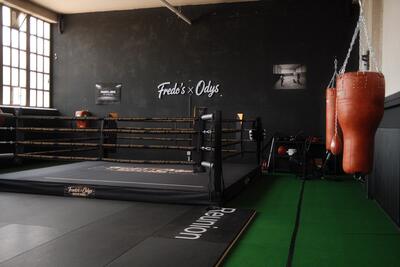 Boxring und Lederboxsack vor den Hallenfenstern