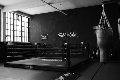 Boxring in Schwarzweiss mit Tageslicht