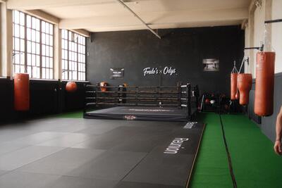 Trainingshalle mit Boxring und Boxsäcken in Winterthur