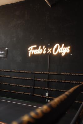 Neonschriftzug an der Wand der Halle Winterthur